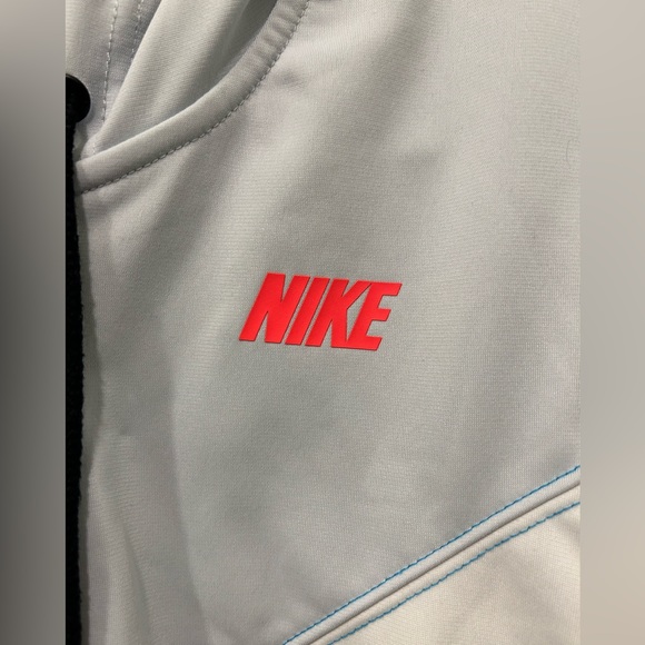 Nike cropped sweater with orange detailing 🧡🤍💙 - Picture 3 of 7